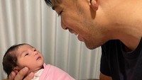<p>Baldy tampak begitu bahagia menyambut kelahiran putri ketiganya. Baldy dan Nola diketahui sudah memiliki dua anak perempuan dan satu laki-laki sebelumnya. (Foto: Instagram @riafinola @thebaldys @naura.ayu)</p>