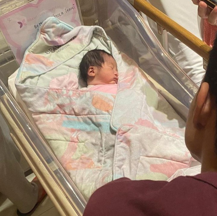 <p>Jelang proses persalinan anak keempatnya, Nola ternyata mengalami tensi cukup tinggi dan HB yang rendah. (Foto: Instagram @riafinola @thebaldys @naura.ayu)</p>