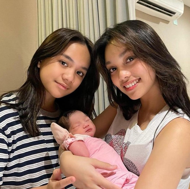 <p>"<em>Alhamdulilllaah Tiga anggota anak perempuan #thebaldy @naura.ayu @ney_neo @nakeya_ayu. </em><em>Dan ney status nya pun sudah menjadi #kakakney Rukun bahagia saling sayang selalu yaa sayang sayang ku</em>," tulis akun Instagram @thebaldys. (Foto: Instagram @riafinola @thebaldys @naura.ayu)</p>