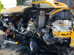 Ringseknya Mobil Rombongan Santri usai Ditabrak Truk di Kediri