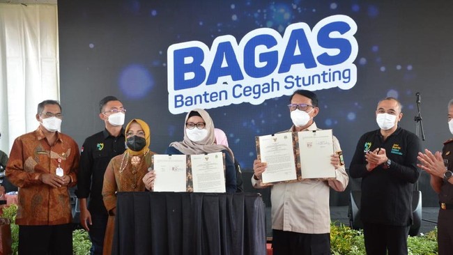 Pemerintah Provinsi Banten mendaftarkan 500 ribu warganya dalam program Jaminan Kesehatan Nasional-Kartu Indonesia Sehat (JKN-KIS) pada Kamis (25/11).