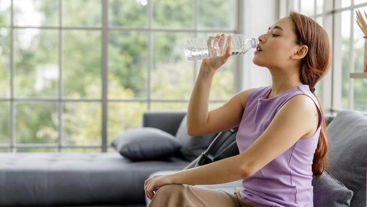 Hati-hati! Ini 4 Bahaya Minum Air Sambil Berdiri untuk Kesehatan