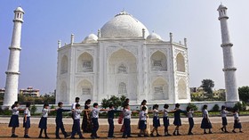 FOTO: Replika Taj Mahal Rp2,8 M untuk Istri Tersayang