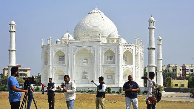 Membangun replika Taj Mahal menjadi bentuk cinta seorang suami di India kepada istrinya.