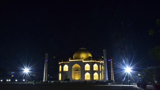 FOTO: Replika Taj Mahal Rp2,8 M untuk Istri Tersayang