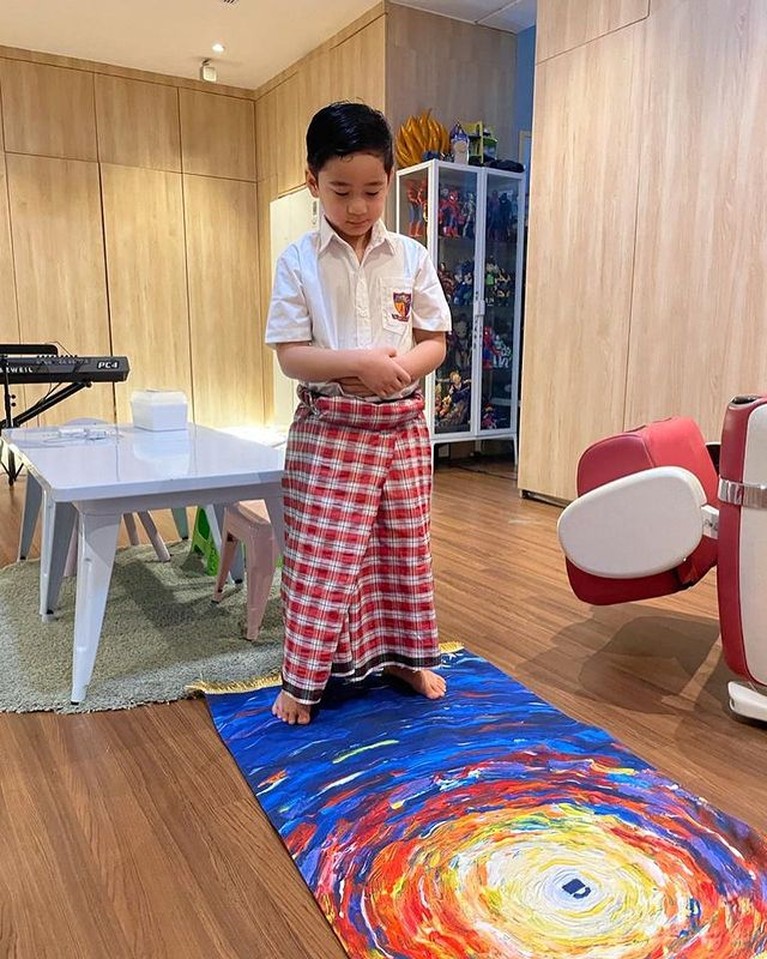 Jadi Kakak, 8 Potret Rafathar Kini Berusia 6 Tahun Makin Tampan Rafathar resmi menjadi kakak setelah Nagita Slavina telah melahirkan anak keduanya pada Jumat (26/11). Yuk intip potret Rafathar!