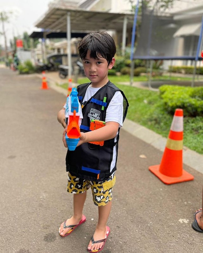 Jadi Kakak, 8 Potret Rafathar Kini Berusia 6 Tahun Makin Tampan Rafathar resmi menjadi kakak setelah Nagita Slavina telah melahirkan anak keduanya pada Jumat (26/11). Yuk intip potret Rafathar!