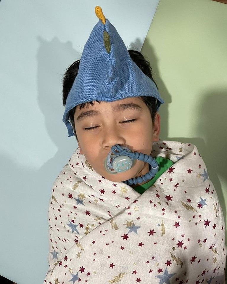 Jadi Kakak, 8 Potret Rafathar Kini Berusia 6 Tahun Makin Tampan Rafathar resmi menjadi kakak setelah Nagita Slavina telah melahirkan anak keduanya pada Jumat (26/11). Yuk intip potret Rafathar!