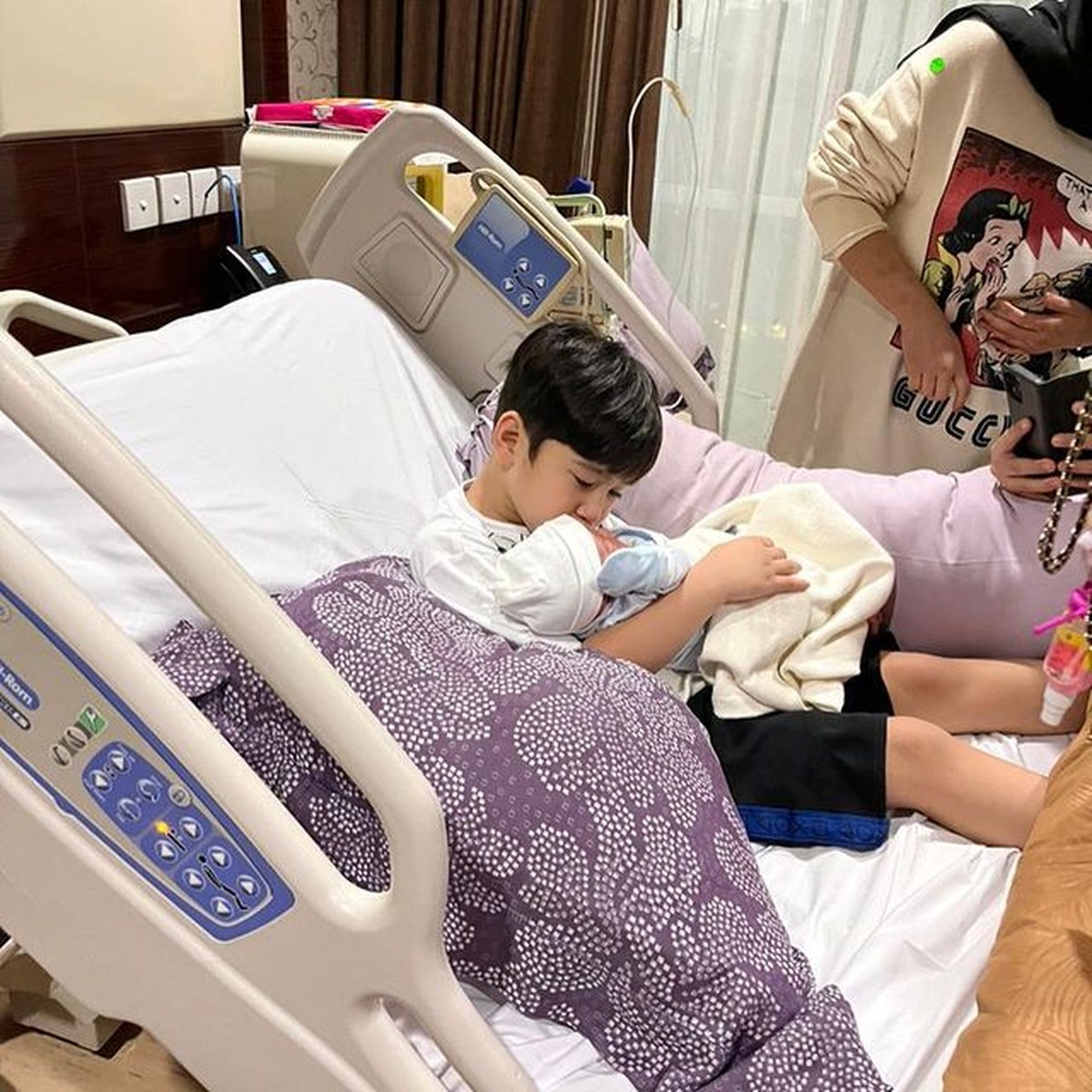 Rafathar resmi menjadi kakak setelah Nagita Slavina telah melahirkan anak keduanya pada Jumat &lpar;26&sol;11&rpar;&period; Yuk intip potret Rafathar&excl;