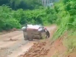 Kok Bisa Mobil Reli yang Dikendarai Bamsoet-Sean Terpelanting dan Terguling?