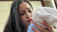 <p>Usai melahirkan, Nagita dan Raffi mengunggah momen keduanya menggendong Si Kecil. (Foto: Instagram @raffinagita1717)</p>