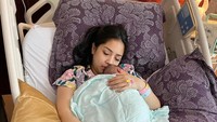 <p>Dalam sebuah foto, terlihat Nagita mendekap hangat Si Kecil di dadanya sambil tidur lelap. (Foto: Instagram @raffinagita1717)</p>