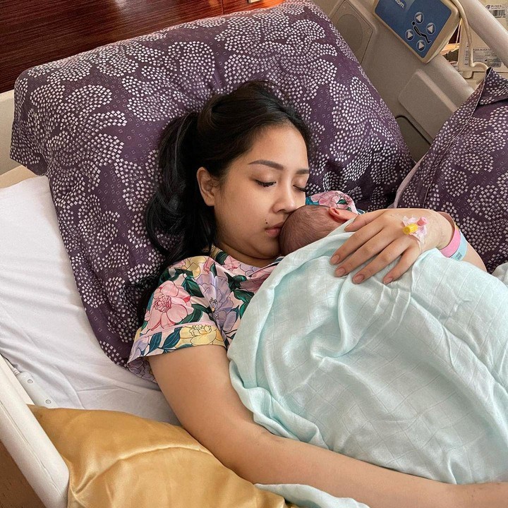 <p>Bayi yang diketahui memiliki inisial nama R tersebut lahir dengan berat badan 3.095 gram dan panjang 48 cm. (Foto: Instagram @raffinagita1717)</p>