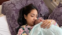 <p>Bayi yang diketahui memiliki inisial nama R tersebut lahir dengan berat badan 3.095 gram dan panjang 48 cm. (Foto: Instagram @raffinagita1717)</p>