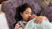7 Potret Nagita Slavina Usai Melahirkan Anak Kedua, Dekap Hangat Baby R