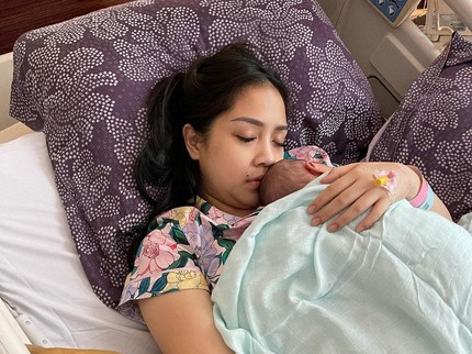 7 Potret Nagita Slavina Usai Melahirkan Anak Kedua, Dekap Hangat Baby R