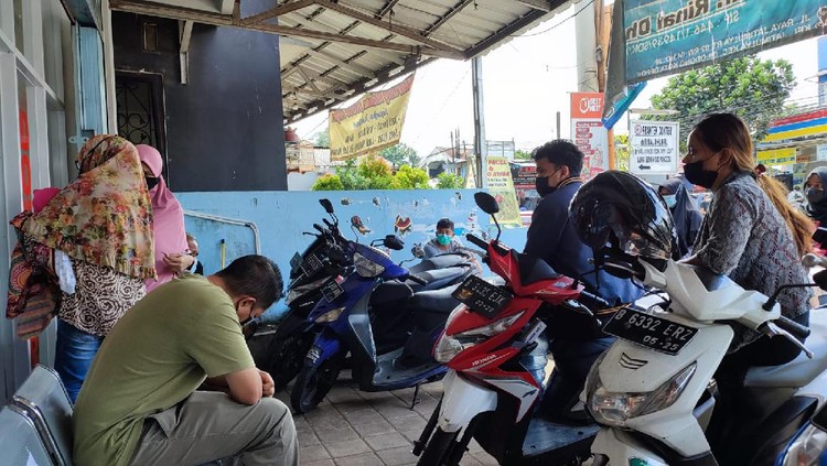 Pasien yang Antre di Klinik dokter Rinal Dhuhri Pasien yang Antre di Klinik dokter Rinal Dhuhri