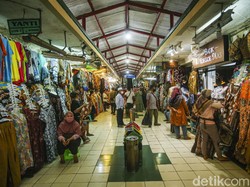 Buruh Gendong Pasar Beringharjo Berlenggak-lenggok Bak Model