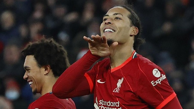Bek Liverpool, Virgil van Dijk memperingatkan Manchester City bahwa Liga Inggris musim ini masih panjang.