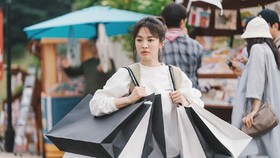 Song Hye-kyo Beri 'Tanda Cinta' Buat Park Hyung-sik dan Jeon So-nee
