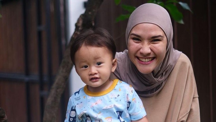 Zaskia Adya Mecca dan anak kelima, Bhaj Kama Zaskia Adya Mecca dan anak kelima, Bhaj Kama