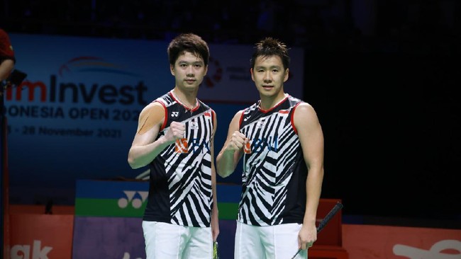 Kevin Sanjaya/Marcus Gideon juara Indonesia Open 2021 pada sektor ganda putra usai mengalahkan Takuro Hoki/Yugo Kobayashi 21-14, 21-18, Minggu (28/11).
