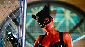 Sinopsis Catwoman, Tayang di Bioskop Trans TV Malam Ini