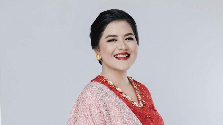 Gaya Kahiyang Ayu Pakai Kain Ulos