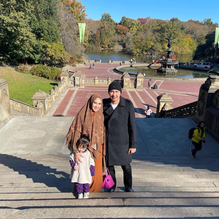 <p>Habib Usman dan Kartika Putri tak melewatkan kesempatan untuk berfoto saat liburan. Mereka mengabadikan momen di setiap tempat. (Foto: Instagram @kartikaputriworld)</p>