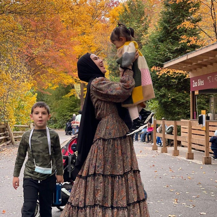 <p>Kartika Putri tak bisa menyembunyikan kebahagiaannya, Bunda. Ia begitu senang bisa menghabiskan musim gugur di Amerika Serikat. (Foto: Instagram @kartikaputriworld)</p>