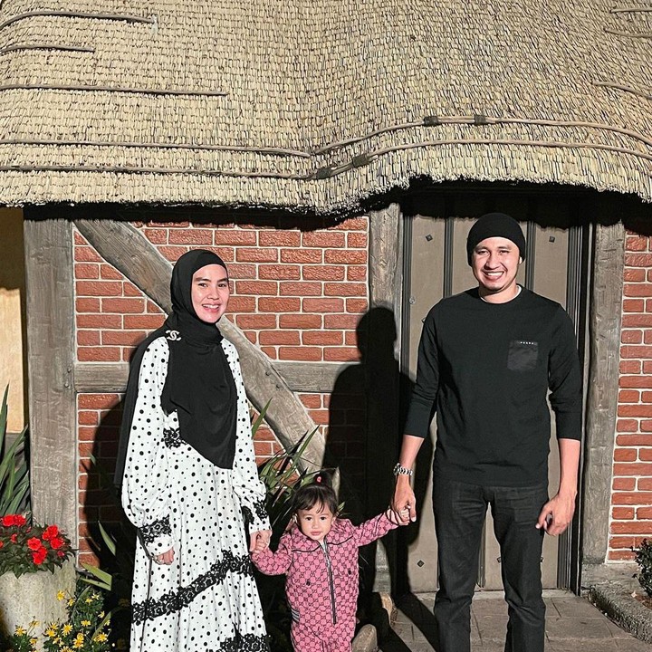 <p>Tak sendiri, Kartika Putri juga didampingi suaminya, Habib Usman. Mereka menghabiskan libur musim gugur di Negeri Paman Sam. (Foto: Instagram @kartikaputriworld)</p>
