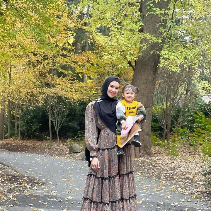 <p>Kartika Putri tengah menghabiskan liburan akhir tahun di luar negeri bersama sang putri, Syarifah Khalisa Agnia Bahira. (Foto: Instagram @kartikaputriworld)</p>