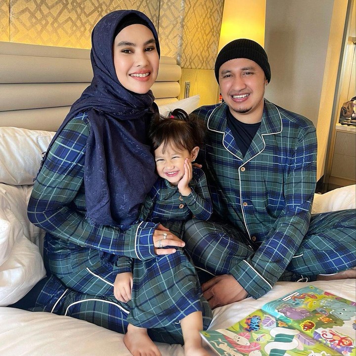 <p>Pasangan yang menikah pada 2018 ini selalu terlihat kompak, lho. Mereka bahkan menyiapkan baju yang sama dengan sang putri ketika berlibur di luar negeri. (Foto: Instagram @kartikaputriworld)</p>