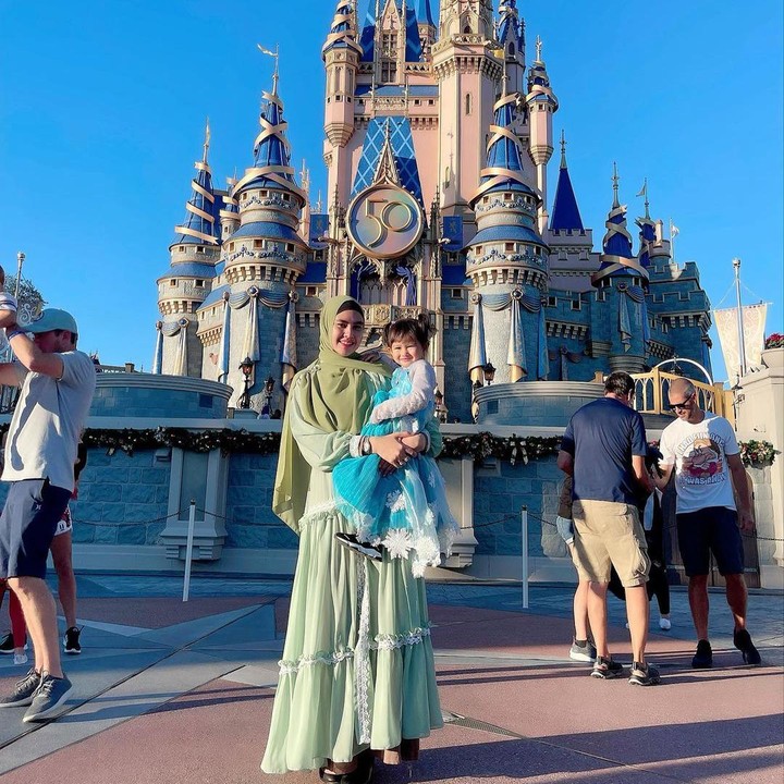 <p>Kartika Putri juga mengajak Khalisa untuk bermain di Disneyland, lho. Tengok potret mereka di depan istana, Bunda. Sudah seperti Princess belum? (Foto: Instagram @kartikaputriworld)</p>