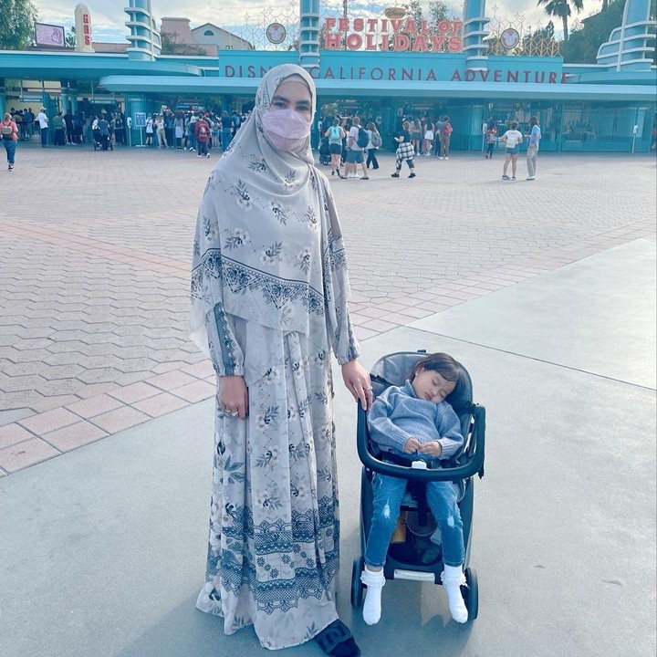 <p>Terlalu asyik diajak jalan-jalan, Khalisa sampai tertidur di kereta bayi nih. (Foto: Instagram @kartikaputriworld)</p>