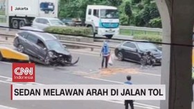VIDEO: Mobil Sedan Mewah Lawan Arah Didalam Tol, Tabrak Dua Minibus