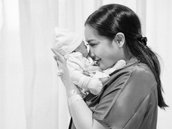 Nagita Slavina Tampil Anggun di Aqiqah Rayyanza, Baju Seharga Mobil Disorot
