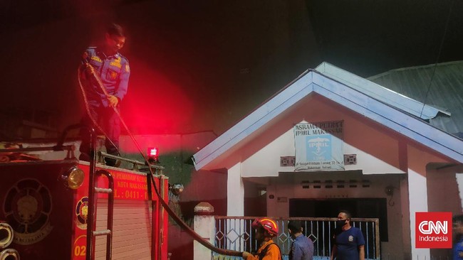 Sekelompok orang mengenakan penutup wajah menyerang dua asrama mahasiswa di Kota Makassar. Penyerang menggunakan senjata tajam hingga bom molotov.