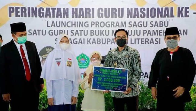 Pemkab Pamekasan telah meluncurkan program satu guru satu buku yang disingkat jadi Sagu Sabu bertepatan pada peringatan hari guru nasional lalu.
