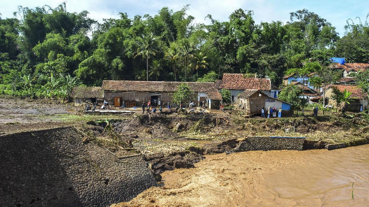 FOTO: Porak-poranda Diterjang Banjir Bandang Garut