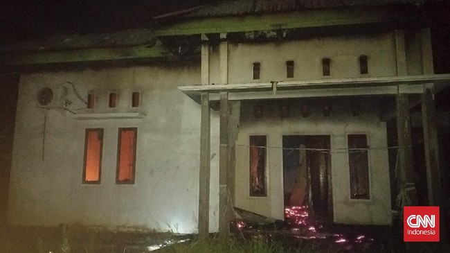 Kebakaran di rumah camat di Maluku menghanguskan seisi rumah. Polisi menyebut pemerintah Buru Selatan setempat tidak punya mobil pemadam.