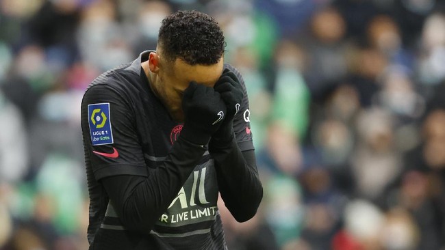 Neymar harus menepi hingga 8 minggu usai mengalami cedera engkel akibat tekel horor saat melawan Saint-Etienne di Liga Prancis, Minggu (28/11) waktu setempat.