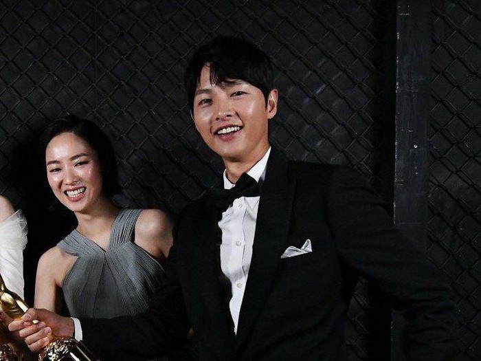 Song Joong Ki dan Jeon Yeo Been di Blue Dragon Film Awards 2021