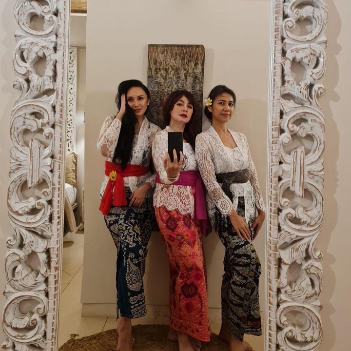 <p>Tak hanya itu, Tata Cahyani juga menghabiskan waktu bersama teman-temannya di Bali. Mereka kompak berpose mengenakan kebaya khas Bali. (Foto: Instagram @tatacahyani)</p>