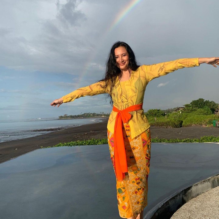 <p>Tata Cahyani juga sering mencoba kebaya khas Bali, Bunda. Ia terlihat memesona dalam balutan kebaya dan rok lilit bernuansa kuning. (Foto: Instagram @tatacahyani)</p>