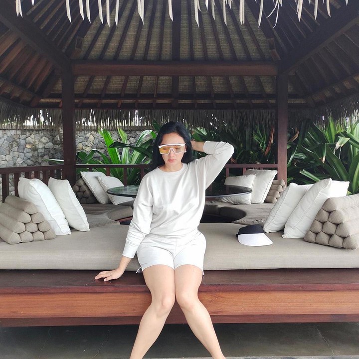 <p>Belakangan ini, Tata Cahyani tengah menghabiskan waktu di Bali. Ia menetap untuk berlibur dalam waktu yang cukup lama, Bunda. (Foto: Instagram @tatacahyani)</p>