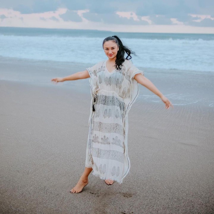 <p>Wanita 46 tahun itu menikmati suasana alam di Pulau Dewata. Ia seringkali berkunjung ke pantai untung mengambil foto OOTD. (Foto: Instagram @tatacahyani)</p>
