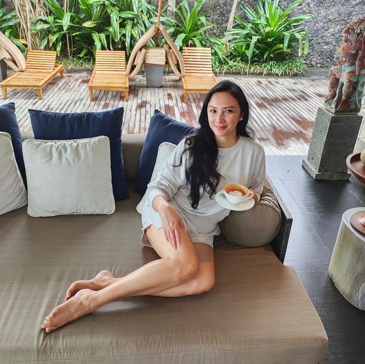<p>Tata juga selalu menikmati sarapan pagi sambil menikmati suasana penginapan di Bali. (Foto: Instagram @tatacahyani)</p>