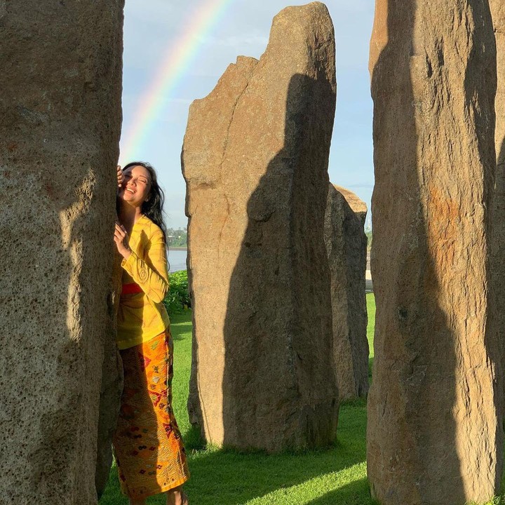 <p>Mantan istri Tommy Soeharto itu terlihat bahagia menikmati suasana di Bali. Terlihat semakin glowing ya, Bunda? (Foto: Instagram @tatacahyani)</p>
