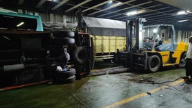 Diterjang Gelombang Besar Selat Sunda, 2 Truk Terguling di Dalam Kapal
